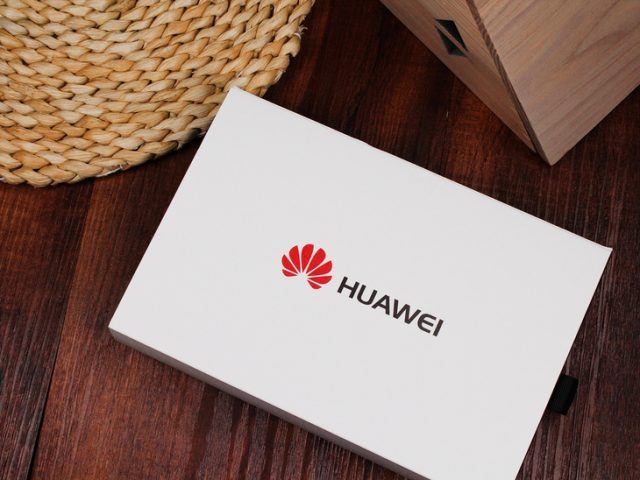 Huawei поздравила подписчиков в Twitter с айфона