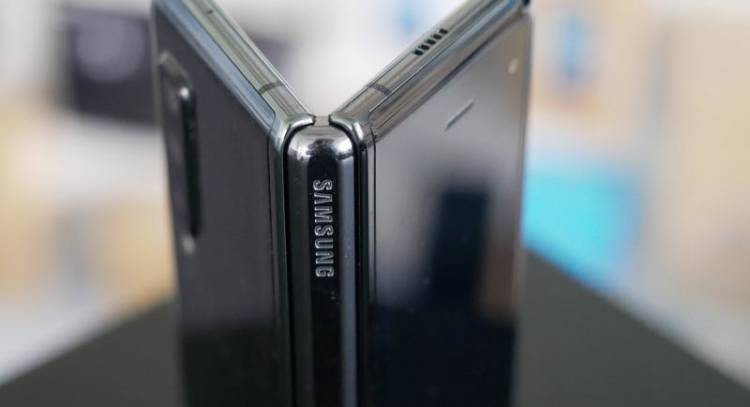 В сеть утекло живое фото обновлённого Samsung Galaxy Fold