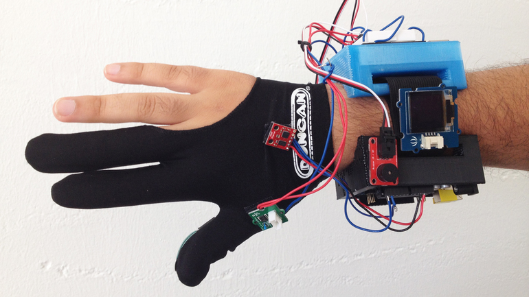 Электронная перчатка наделит роботов осязанием