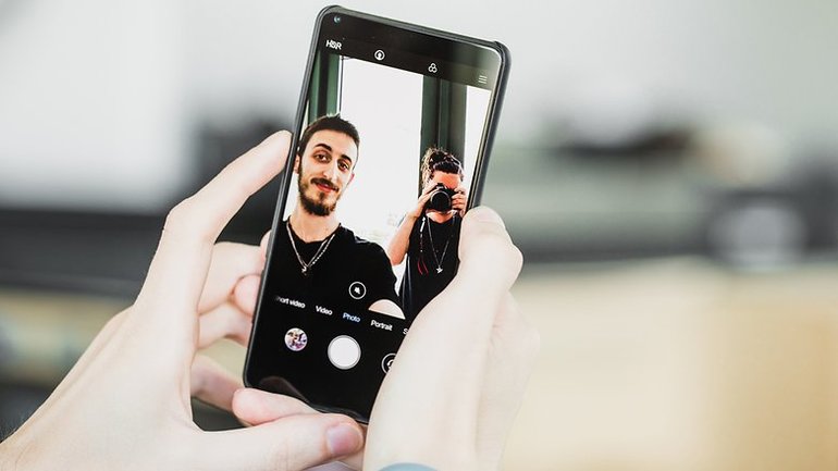 Xiaomi собирается выпустить смартфон с отверстиями для селфи-камер