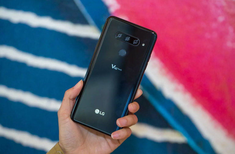 Компания LG представила смартфон V50 ThinQ с бонусным экраном