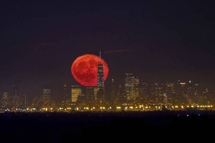 red moon