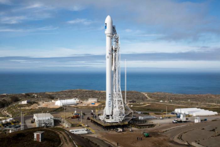 SpaceX продает места для космического полета на Crew Dragon